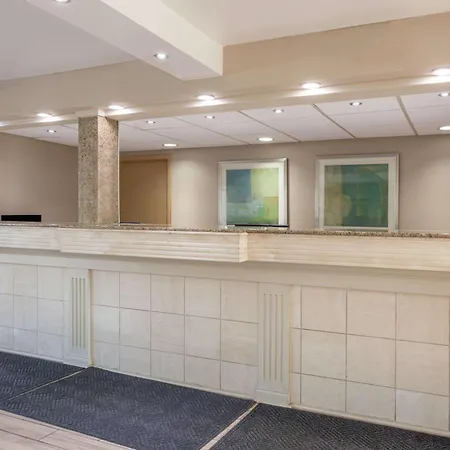 Days Inn & Suites By Wyndham Roseville/Detroit Area-2